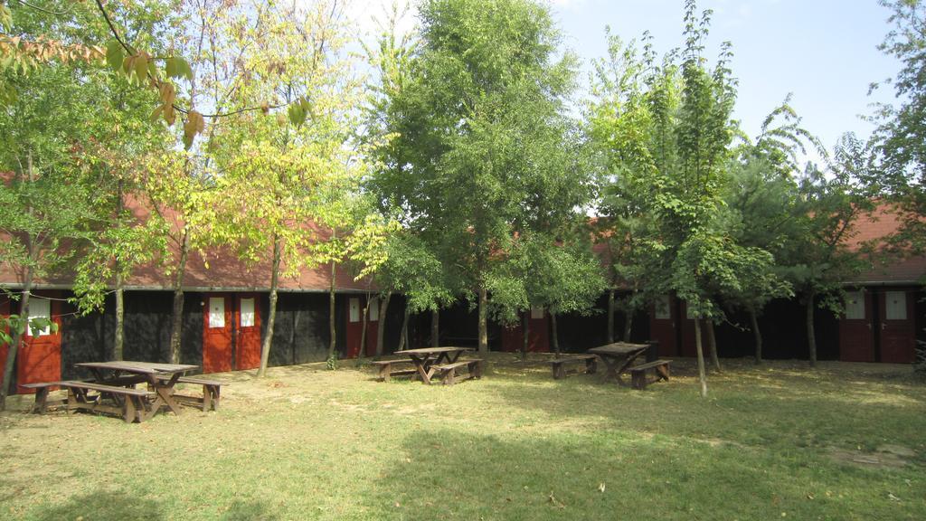 Nyirfaliget Lovaskemping Es Turistahaz Otel Nyíregyháza Dış mekan fotoğraf
